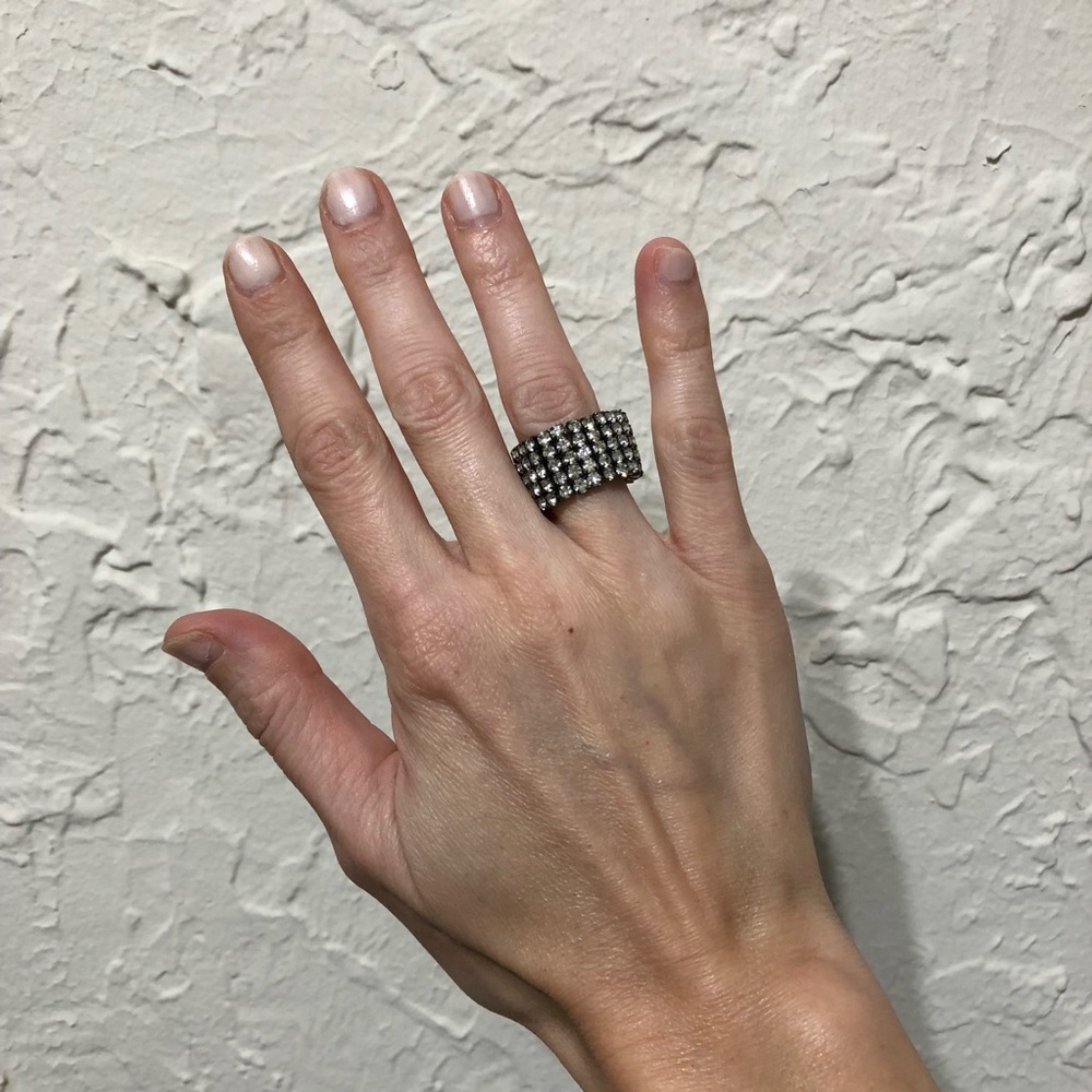 Sparkly stretch statement ring. - Picture 4 of 5